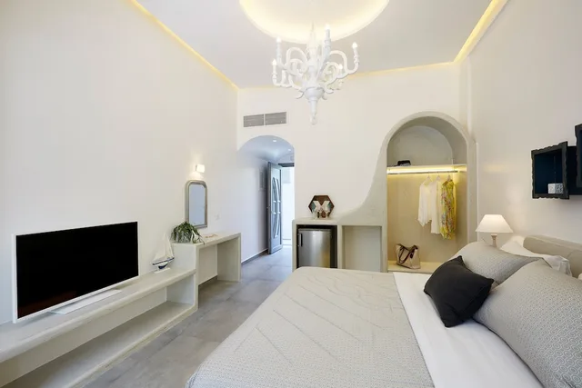 Suite, King Bed, Outdoor Jetted Tub, Sofa، Amara Suites Santorini 7/8