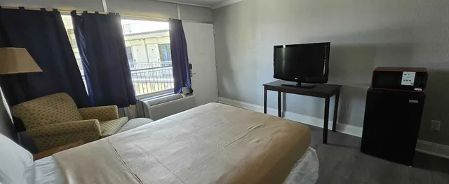 Room, Queen Bed, Riverside Inn & Suites by OYO Danville Ceaser Casino 1/10