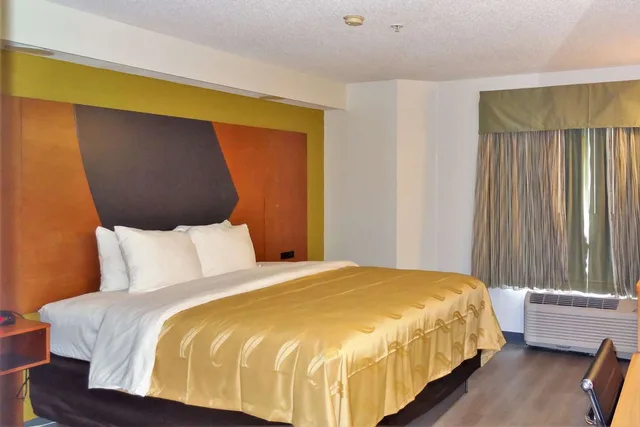غرفة بسرير كينج، Quality Inn & Suites Raleigh North 1/2