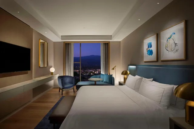 1 Bedroom, Suite, King Bed, Track View, Accessible، Hilton Arcadia Los Angeles 1/2