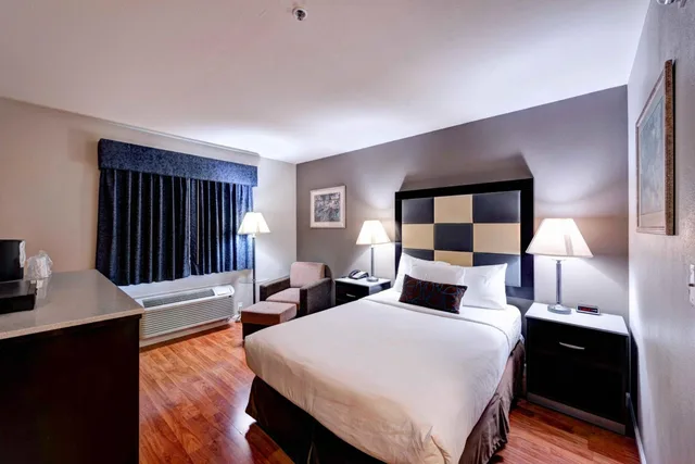 جناح بسرير كينج بجاكوزي بحوض استحمام لذوي الإعاقة، Surestay Plus Hotel By Best Western Redding 4/4