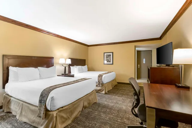 غرفة بسريرين كوين، Best Western Plus Raton Hotel 3/4