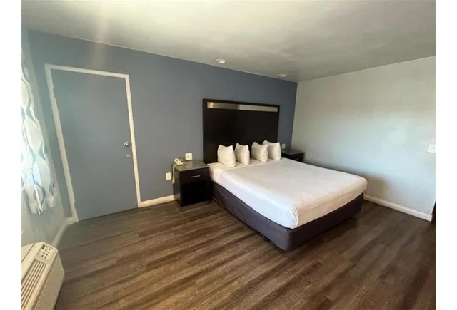 جناح بسرير كينج لغير المدخنين مع أريكة سرير، Motel6 Yuba City, CA 6/10