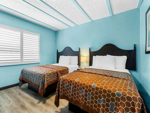 غرفة رباعية بسريرين كوين، Rodeway Inn & Suites North Hollywood Burbank Airport - Universal Area 1/1