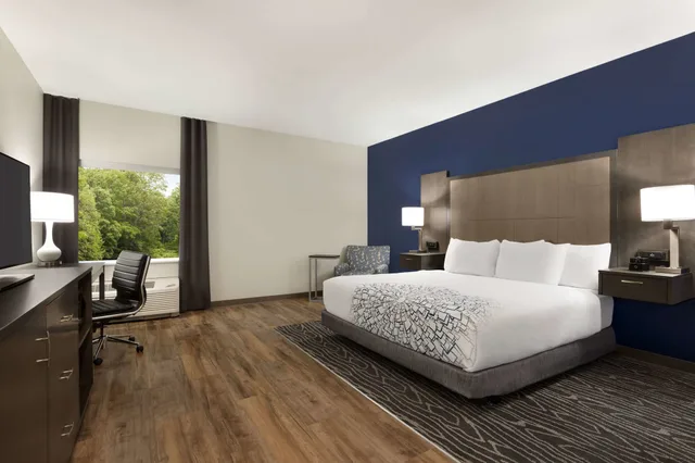 غرفة تنفيذية بسرير كينج لذوي الإعاقة، La Quinta Inn Suites By Wyndham Rock Hill 2/4