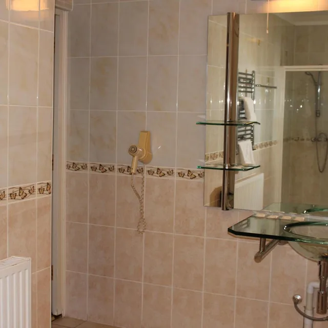 غرفة سوبيريور رباعية، DeSalis Hotel London Stansted 4/6