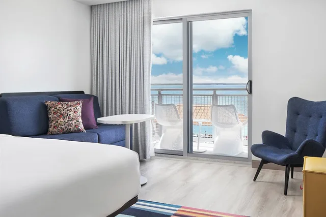 Room, King Bed, Water Front, Sofa, Balcony، Aloft Ocean City 3/5