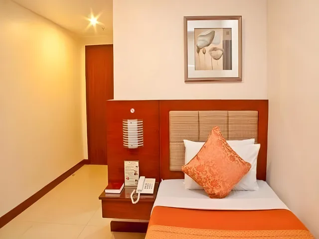 غرفة مفردة، Royal Garden Hotel 2/2