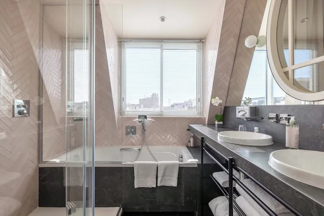 Privilege, King Bed, Eiffel View, Sofa, Terrace، Astra Opera 4/4