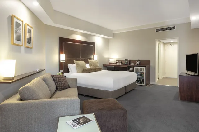 Courtyard, King Bed, Single Bed, Sofa، Amora Herencia Riverwalk Melbourne 3/7