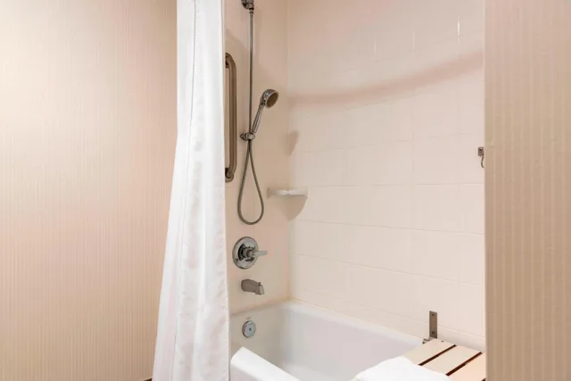 غرفة بسرير كوين، Delta Hotels By Marriott Kalamazoo Conference Center 2/5
