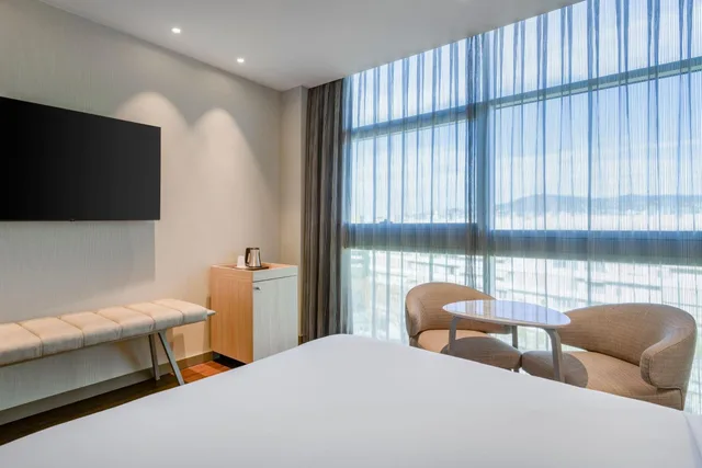 غرفة بسرير كوين، AC Hotel Som by Marriott 12/14