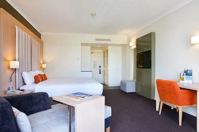 Resort, King Bed، Mercure Gold Coast Resort 1/10