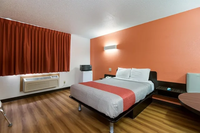 غرفة قياسية بسرير مزدوج للمدخنين، Motel6 Davenport, IA 3/7