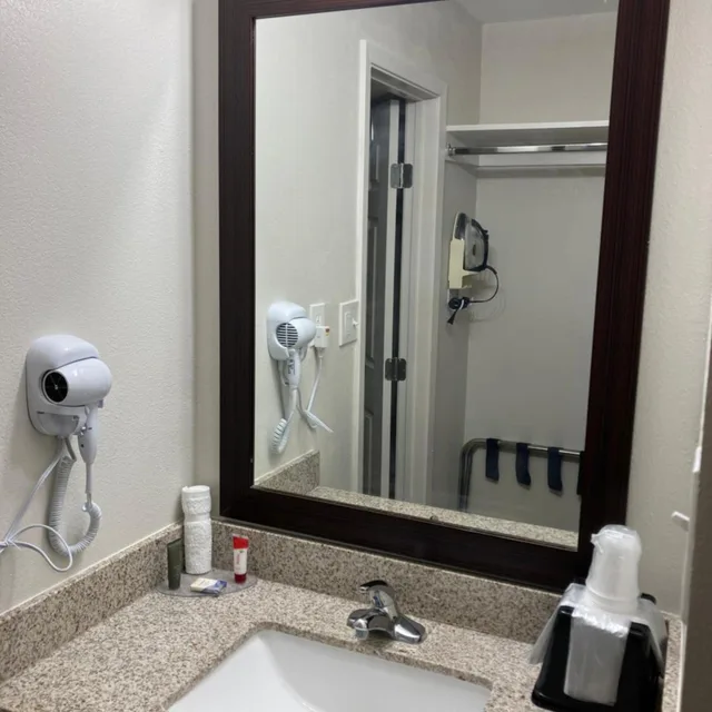 غرفة بسرير مزدوج، ECONO LODGE AND SUITES(Orange - TX) 3/7