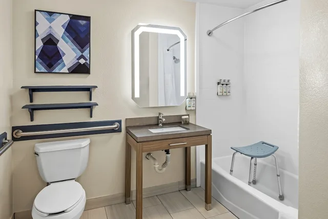جناح استوديو بسريرين مزدوجين لذوي الإعاقة، Candlewood Suites Victoria 5/6
