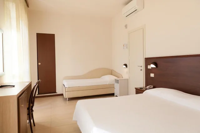 غرفة أساسية ثلاثية بسرير مزدوج وسرير فردي، Hotel Metropol 2/7