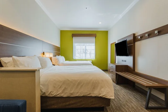 جناح بسريرين كوين، Holiday Inn Express Suites Davis University Area 2/7