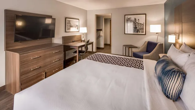 غرفة بسرير كينج بحوض استحمام لذوي الإعاقة، Best Western Plus Champaign/Urbana Inn 3/4