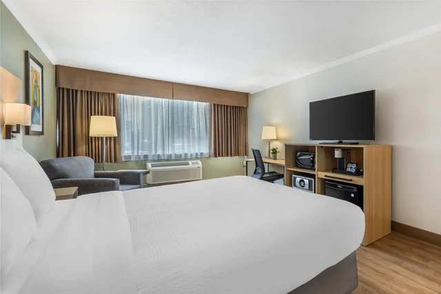 Room, Queen Bed, Best Western Plus Ottawa City Centre 2/7