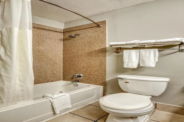 غرفة رباعية بسريرين كوين، Gardentree Hotels Memphis East near I 40 4/4