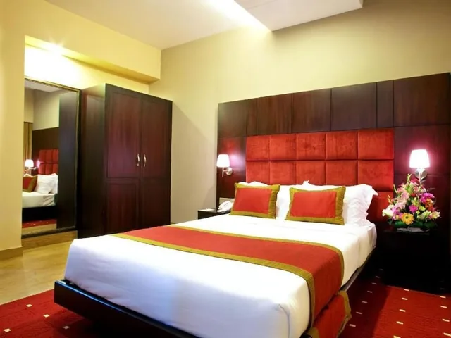 Deluxe, Twin Beds, West Park Inn 5/5
