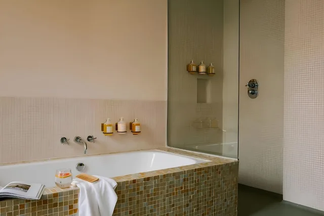 جناح بريميوم بسرير كينج مع أريكة، Chambers Hotel 5/6
