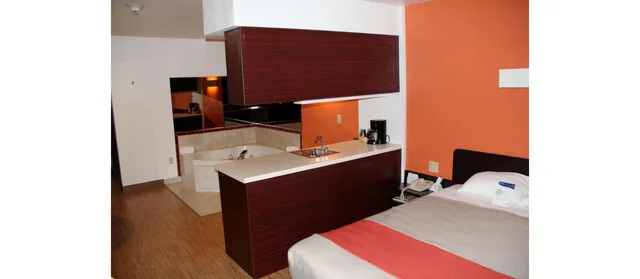 Room, 2 Queen Beds, Accessible, Motel6 Huron, OH - Sandusky 4/7
