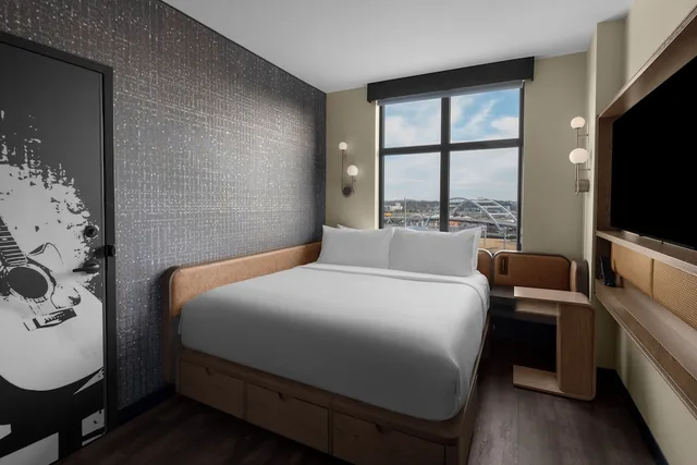 Compact, King Bed, High Floor، Motto by Hilton Nashville Downtown 5/10