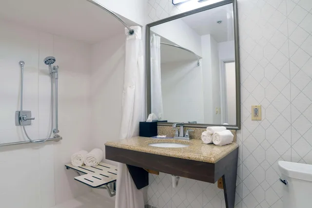 جناح بسرير كينج، Comfort Inn and Suites NW Milwaukee 4/6