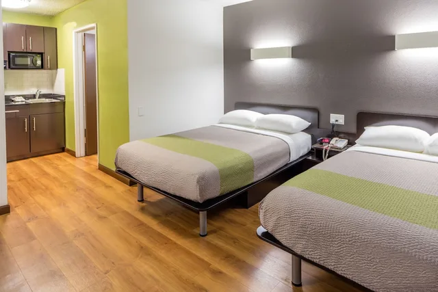 غرفة قياسية بسريرين مزدوجين بمطبخ صغير، Studio6 Cypress, CA 3/9
