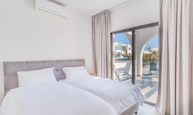 جناح ديلوكس بسرير كوين بإطلالة على المسبح، Zoi Ayia Napa hotel 1/2