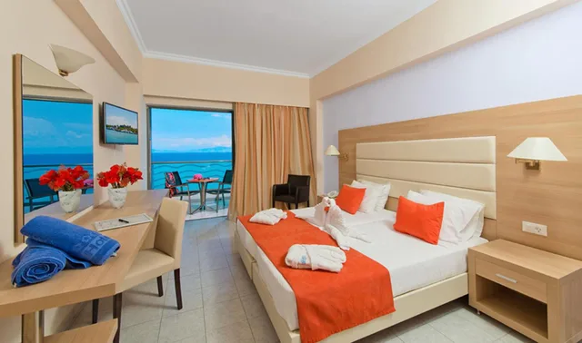 غرفة بسريرين منفصلين بإطلالة على المسبح، Belair Beach Hotel 1/6