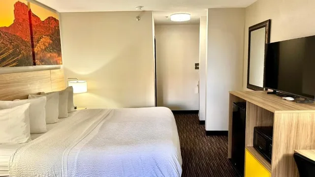 غرفة قياسية بسرير كينج، Days Inn By Wyndham Rio Rancho 5/10