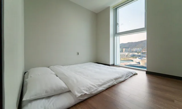 Ondol, Deluxe, Family, Futon Bed, 1 King and 1 Single Beds, Ocean View، Yeosu Venezia Hotel & Suites 6/10