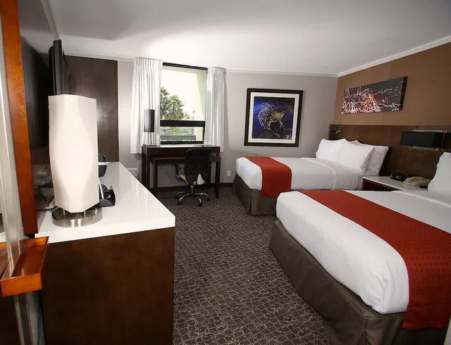 غرفة قياسية بسريرين مزدوجين لذوي الإعاقة، Holiday Inn Long Beach Airport 6/8