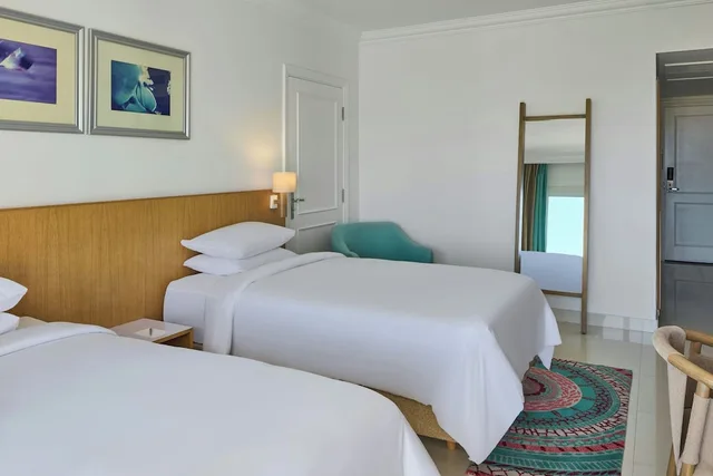 غرفة قياسية بسريرين منفصلين بإطلالة على الحديقة في الطابق الأرضي، Renaissance Sharm El Sheikh Golden View Beach Resort 2/5