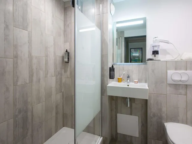 Room, Triple, 1 Double and 1 Single Bed, ibis budget Avignon Centre 4/4