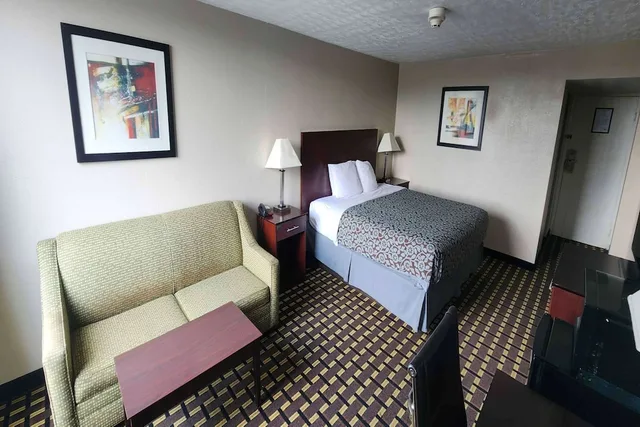 غرفة بسرير كينج، Hotel Fort Wright Cincinnati Area 3/6