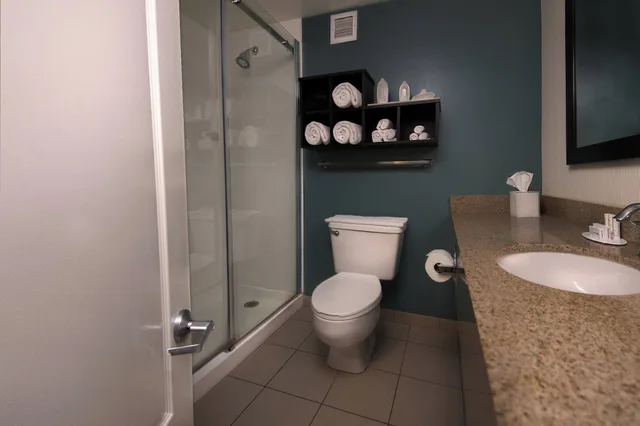 Room, Multiple Beds, Balcony، Courtyard New Bern 3/3