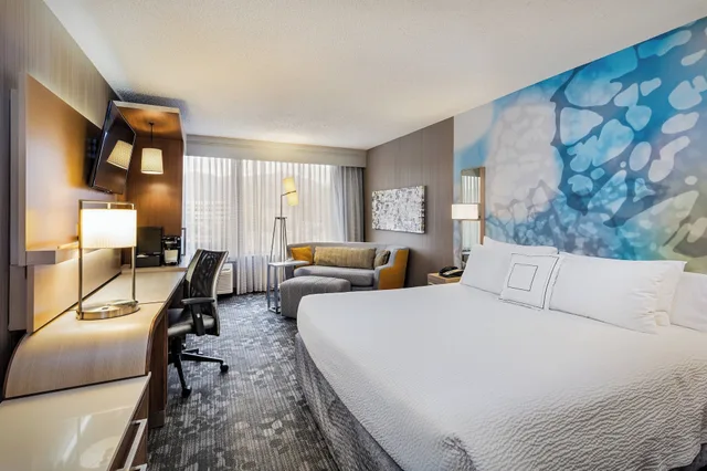 غرفة بسرير كينج مع أريكة، Courtyard By Marriott Riverside Ucr Moreno Valley Area 2/4