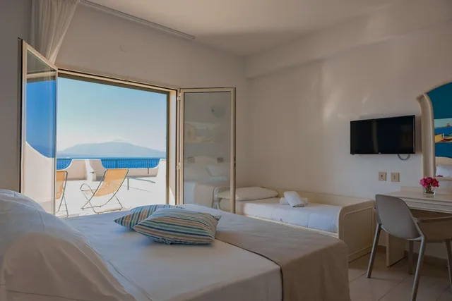 غرفة كومفورت ثلاثية بسرير مزدوج وسرير فردي بإطلالة على البحر، CDSHotels Terrasini 6/10