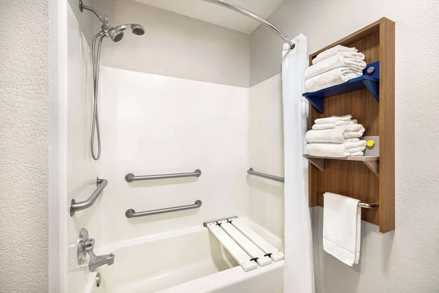 غرفة قياسية بسرير كوين لذوي الإعاقة، Microtel Inn & Suites by Wyndham New Ulm 7/7