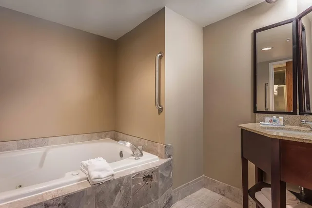 Upgrade, Suite, King Bed, Hot Tub، Comfort Inn SW Omaha I-80 3/5
