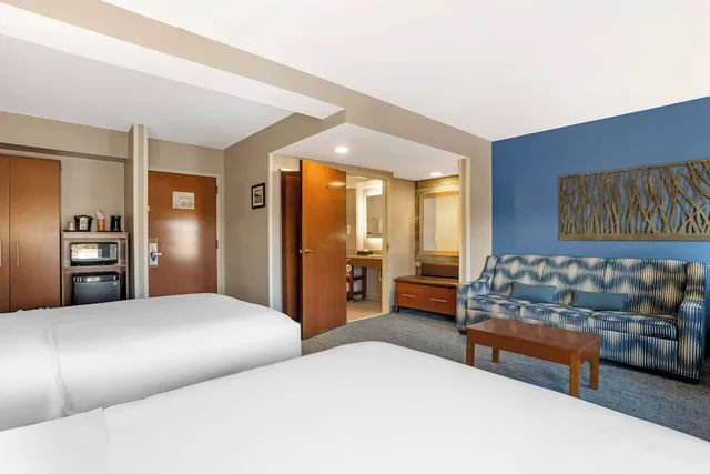 جناح بسريرين كوين مع أريكة، Comfort Suites near Birkdale Village Huntersville 4/10