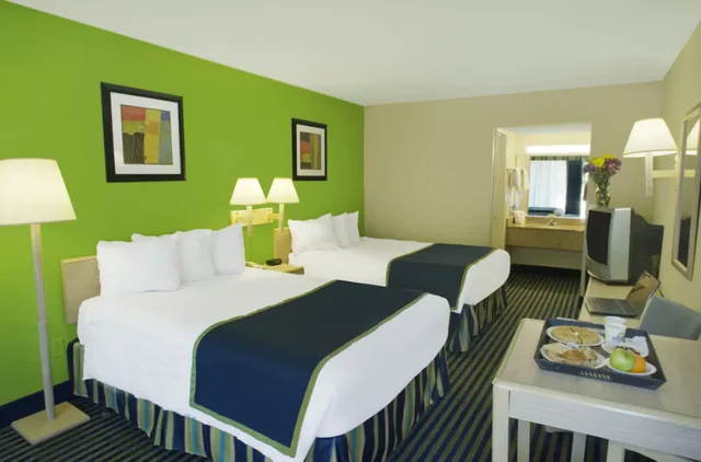 غرفة رباعية بسريرين مزدوجين، Days Inn by Wyndham Richmond Hill/Savannah 1/2