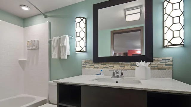 Standard, King Bed, Pool Side، Best Western Plus St. Simons 6/7
