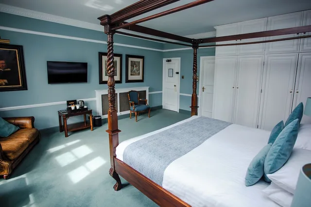 Room, 4 People, Double Bed، The Snooty Fox 2/7