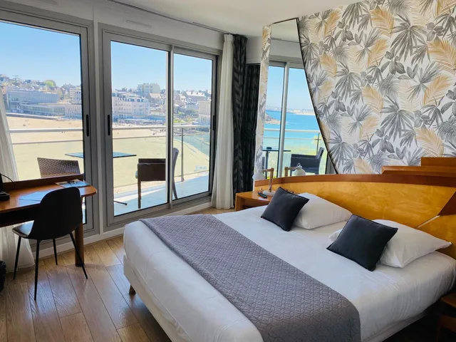 Comfort, Queen Bed, Water Front, Balcony، Best Western Hotel Le Crystal Dinard 5/10