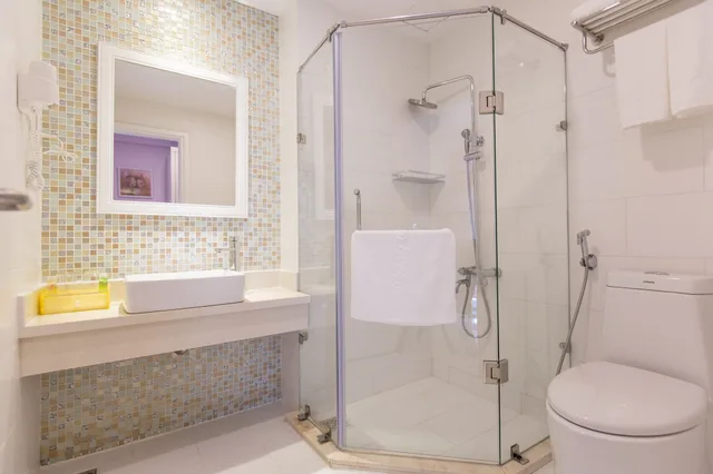 غرفة بزنس بسرير كينج بشرفة، Hotel L Odeon Phu My Hung 7/8